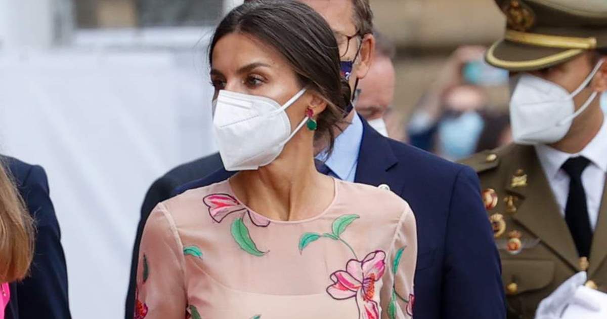 VÍDEO La reina Letizia sucumbe al estampado floral con guiño a Leonor