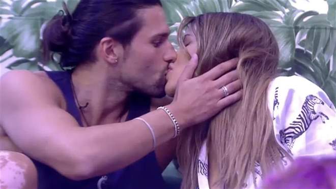 Secret Story Emmy Russ Decepcionada Se Hunde Tras El Beso De Luca