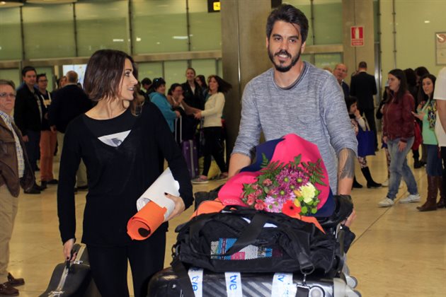 Barei, con su novio, Rubén Villanueva, a su llegada a Madrid