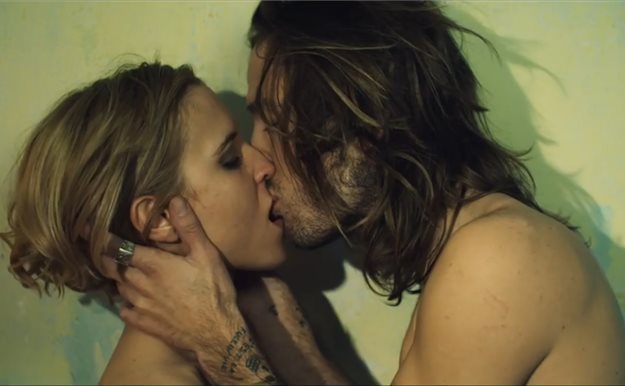 Ana Fernández se come a besos a su novio en el nuevo vídeo de Marlon