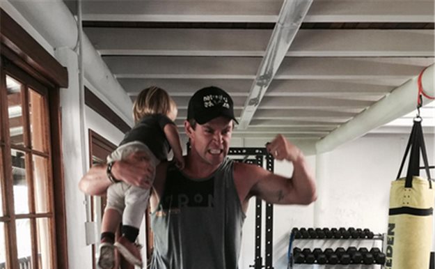 Chris Hemsworth hace pesas con uno de sus hijos