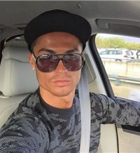 Cristiano Ronaldo se hace un selfie mientras conduce