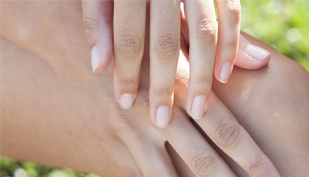 Por qué salen y qué significan las manchas blancas en las uñas  Mejor con  Salud