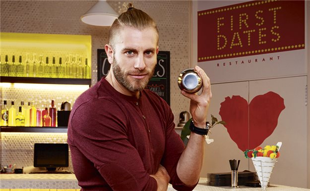 "El barman de 'First Dates está para comérselo crudo"