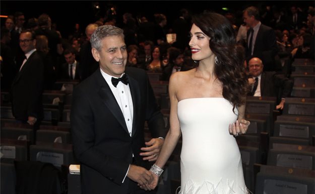 Amal Clooney luce su tripita de gemelos en los premios César