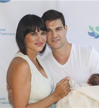Irene y Juan Pablo, con su  bebé