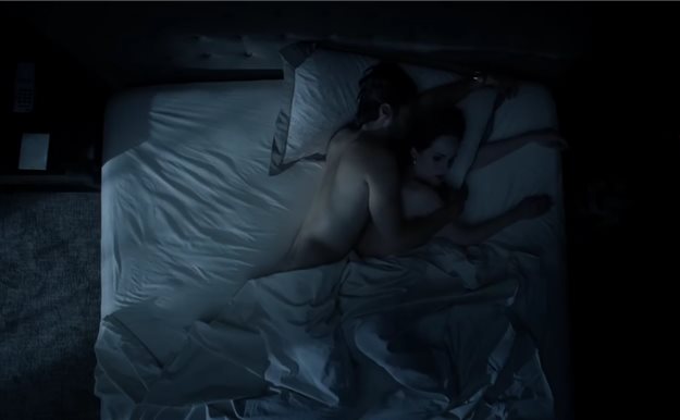 ¿Qué hacen Juan Diego Botto y la prota de ‘Downton Abbey’ durmiendo juntos?