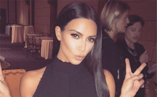Kim Kardashian se maquilla sus zonas más íntimas