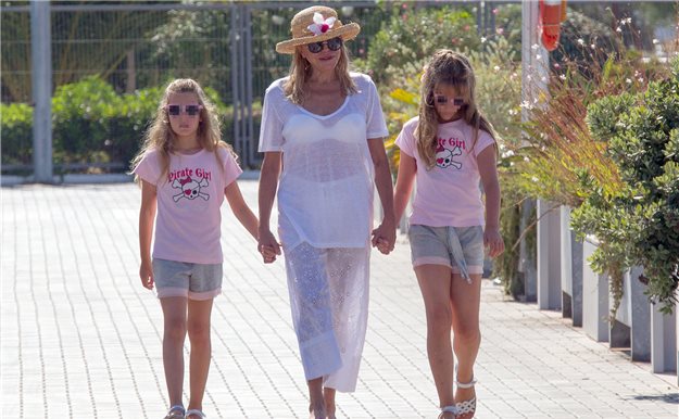 La Baronesa Thyssen, de paseo con sus hijas por Ibiza 