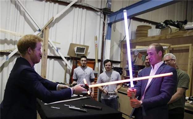 Los príncipes William y Harry visitan el rodaje de la nueva entrega de 'Star Wars'