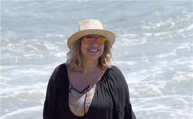 Terelu Campos inaugura su verano de soltera en la playa
