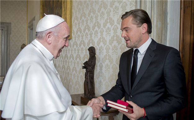 ¿Qué hace Leonardo di Caprio con el Papa?