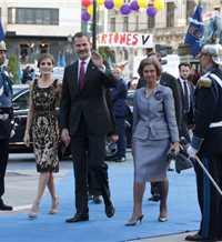 Los reyes Felipe y Letizia, con la reina Sofía
