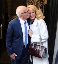 Ruper Murdoch besa a Jerry Hall