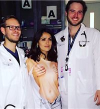 salma hayek en topless en urgencias