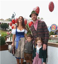 Xabi, Nagore y su familia con el traje de bávaros