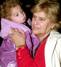 Carmen Bazán con su nieta Andrea en brazos (07 NOV 2001)