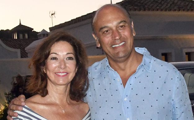 Ana Rosa Quintana, de fiesta con su marido en Sotogrande