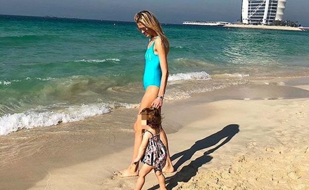 Carla Pereyra, feliz en la playa con Frances mientras Simeone trabaja