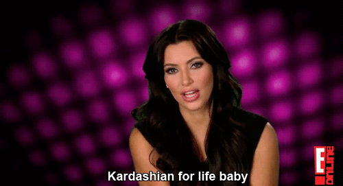 Kim Kardashian hablando en un gif