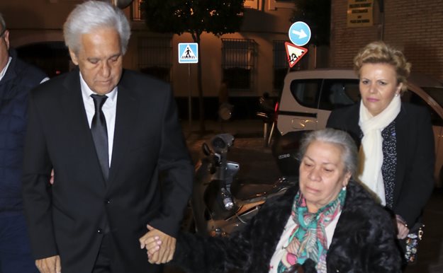 Chiquetete y Carmen Gahona, rotos de dolor en el último adiós a Manuela Pantoja