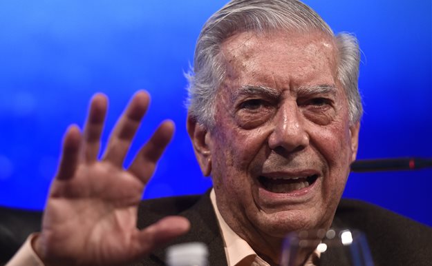 Mario Vargas Llosa visita a un cirujano plástico cada tres meses