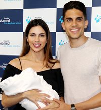 Marc Bartra y Melissa Jiménez presentan a Abril, su segunda hija