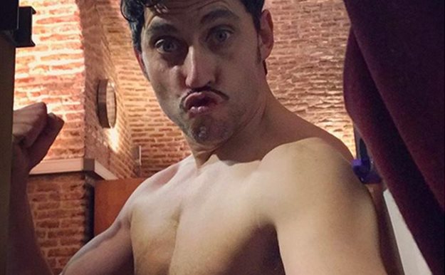 Paco León celebra su millón de seguidores en instagram... ¡corriendo desnudo!