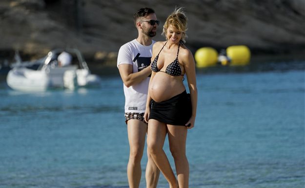 Adriana Abenia y Sergio Abad, besos bajo el sol de Ibiza, antes de convertirse en papás 