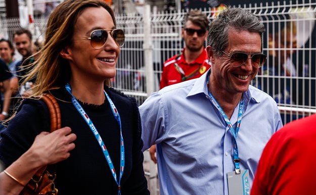 Hugh Grant reaparece recién casado en el GP de Mónaco