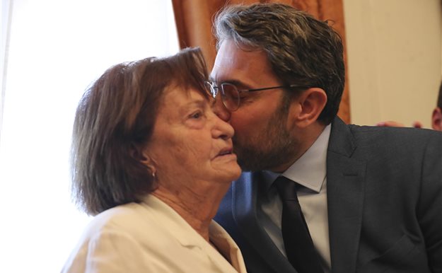 Màxim Huerta se funde en un abrazo con su madre tras tomar posesión de su cartera de ministro