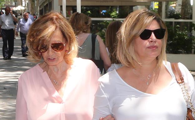 Terelu Campos ingresa en el hospital acompañada de su madre, María Teresa, y su hermana Carmen Borrego