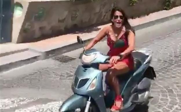 Aída Nízar, en moto y sin casco, se estampa contra un muro 
