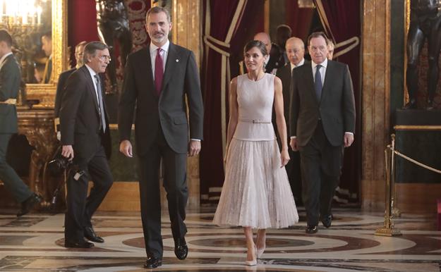 Los Reyes saludan a los invitados en la recepción del Palacio Real