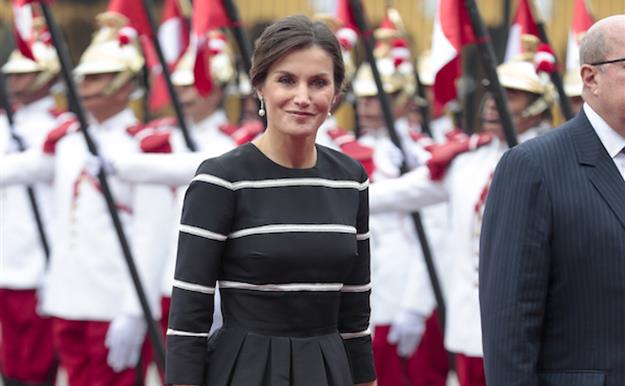 La reina Letizia deslumbra con su look en la visita a Perú