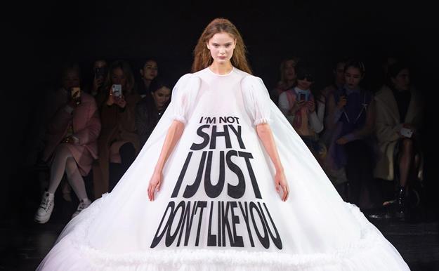 Vestidos con mensajes irónicos en la Semana de la Moda de París