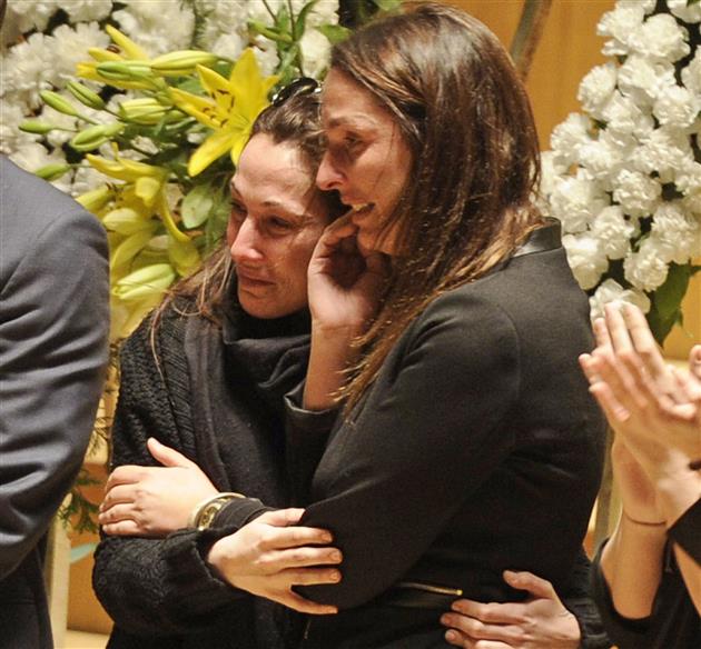 Malú, abrazada a su prima