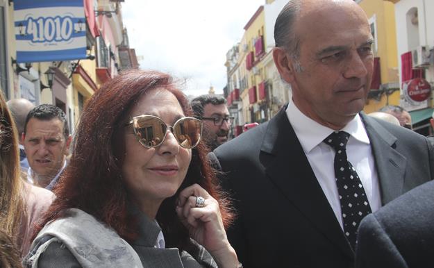 Ana Rosa Quintana y su marido, Juan Muñoz, disfrutan de la Semana Santa de Sevilla