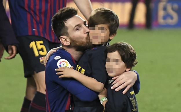 La alegría de los chavales del Barça sobre el césped del Camp Nou