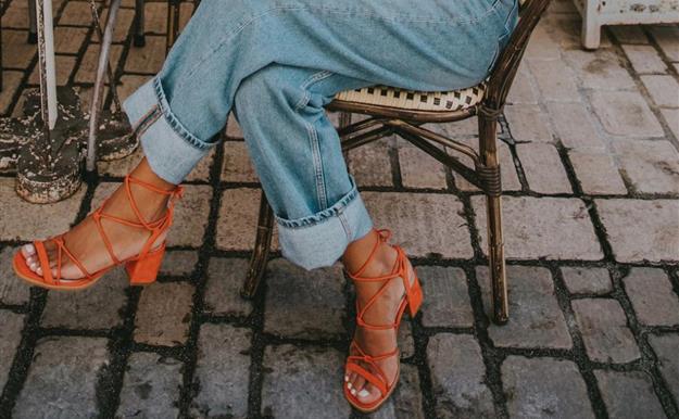 10 sandalias con color para elevar cualquier look básico