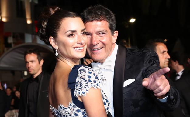 Penélope Cruz deslumbra en la alfombra roja de Cannes de la mano de Antonio Banderas