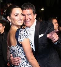 Penélope Cruz deslumbra en la alfombra roja de Cannes de la mano de Antonio Banderas