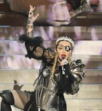 Madonna se 'carga' sus criticados 'gallos' de Eurovisión