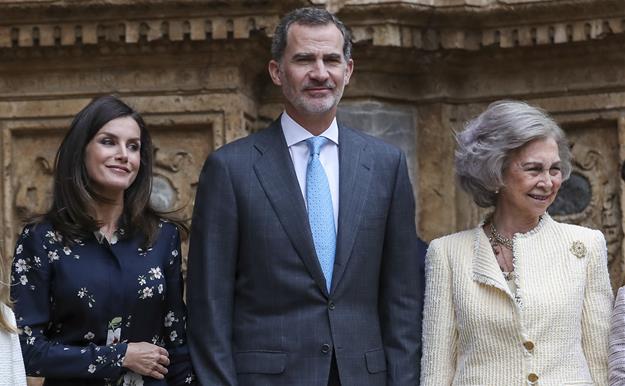 Felipe, Letizia y Sofía plantan al rey Juan Carlos en su despedida 