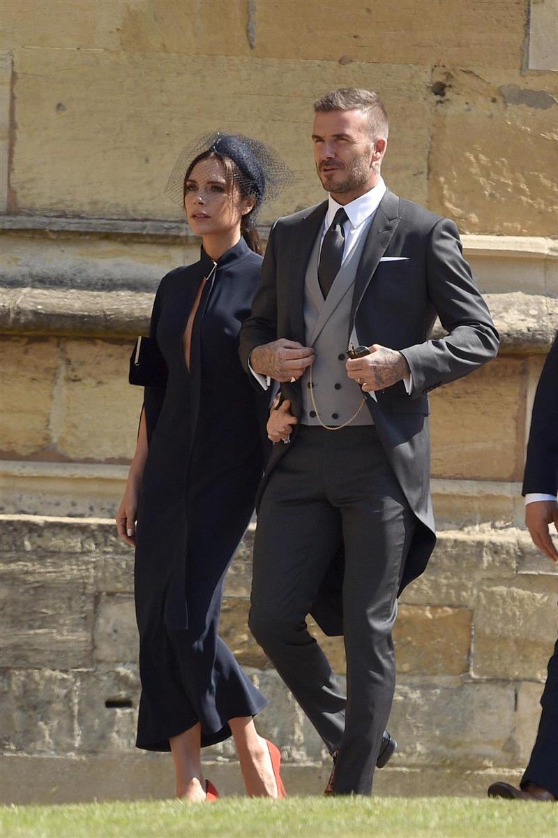 David y Victoria Beckham subastan sus looks de la boda de Harry y Meghan