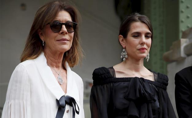 Carlota Casiraghi homenajea a Karl Lagerfeld con un elegante vestido de Chanel