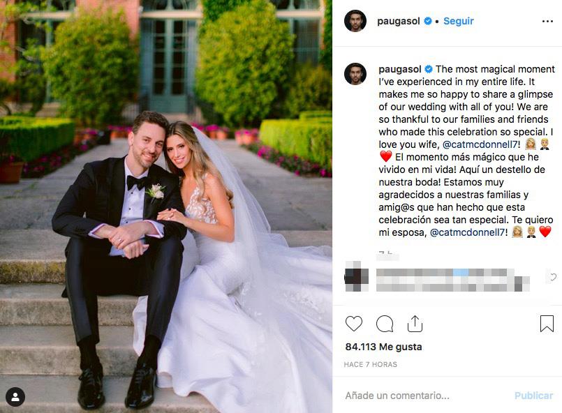 Pau Gasol y su mujer, Cat McDonnell, muestran una fotografía de su boda