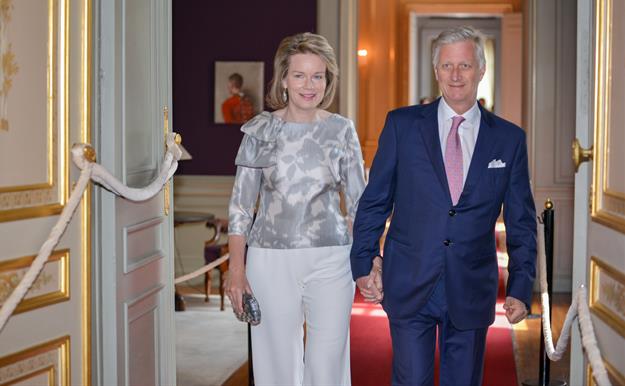 Felipe y Matilde de Bélgica, perfectos anfitriones en la exposición del Palacio Real de Bruselas