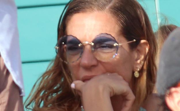 Raquel Bollo se olvida de sus polémicas en 'Sálvame' en un chiringuito