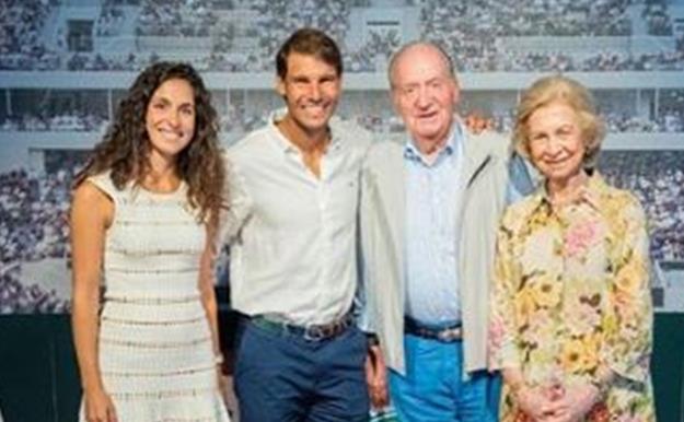 El rey Juan Carlos llega por sorpresa a Mallorca y junto a la reina Sofía visita la fundación de Rafa Nadal